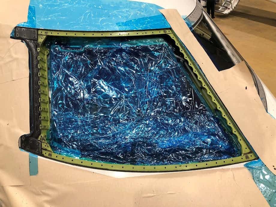 Nomad Technics provides AOG support by replacing a windshield of a Bombardier Global XRS